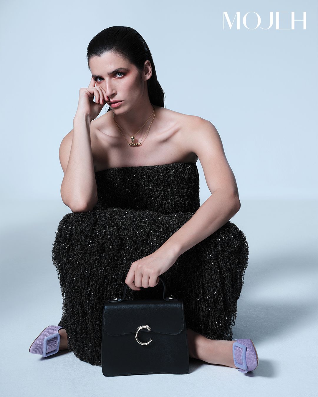 PANTHÈRE DE CARTIER NECKLACE IN YELLOW GOLD WITH TSAVORITE AND ONYX, CARTIER FINE JEWELLERY; PANTHERE C DE CARTIER BAG, CARTIER DRESS, BURBERRY; SHOES, MANOLO BLAHNIK